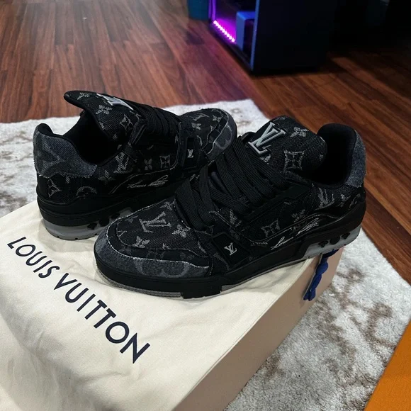 Louis Vuitton men causal black shoes only worn once. Louis Vuitton Men main image 4